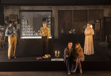 Victor Alli, Tom Glynn-Carney, Paul Hilton, Lizzie Annis and Amy Adams in The Glass Menagerie.  - Johan Persson